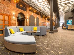 een lobby met banken en een tafel in een gebouw bij Crowne Plaza Nottingham, an IHG Hotel in Nottingham