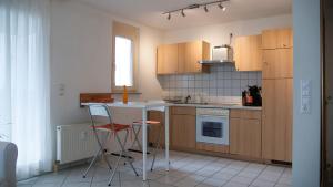 - une cuisine avec une table et deux chaises dans l'établissement Gemütliche Wohnung mit sonniger Terrasse, à Bietigheim-Bissingen