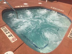 una gran bañera de hidromasaje con agua. en Skyline Hotel and Casino, en Las Vegas