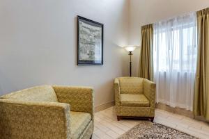 Quality Inn & Suites Evansville Downtown tesisinde bir oturma alanı