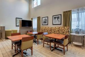 Quality Inn & Suites Evansville Downtown tesisinde bir televizyon ve/veya eğlence merkezi