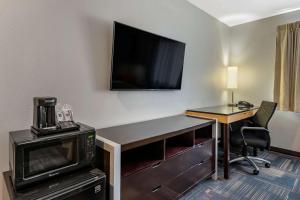 Quality Inn & Suites Evansville Downtown tesisinde bir televizyon ve/veya eğlence merkezi