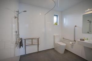 bagno bianco con servizi igienici e lavandino di Dusky Motels a Te Anau