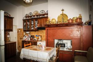 Una cocina o kitchenette en Hotel Karpathos