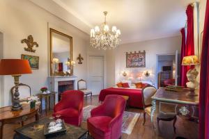 sala de estar con cama y lámpara de araña en Le Clos d'Amboise, en Amboise