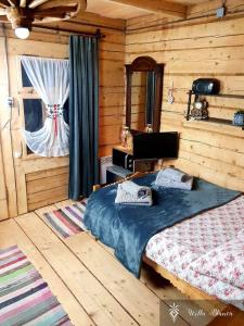 1 dormitorio con 1 cama en una cabaña de madera en Willa Blanca Zakopane, en Zakopane