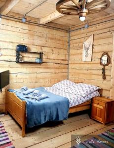 1 dormitorio con 1 cama en una cabaña de madera en Willa Blanca Zakopane, en Zakopane