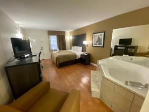 een hotelkamer met een bed en een bad bij Quality Inn Branson - Hwy 76 Central in Branson