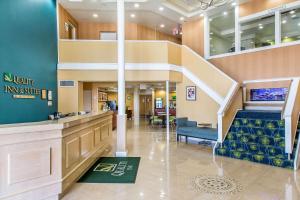 eine Lobby eines Krankenhauses mit Treppenaufgang in der Unterkunft Quality Inn & Suites Middletown - Newport in Middletown