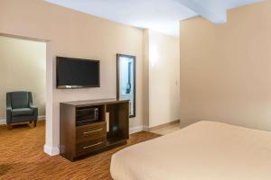 ein Hotelzimmer mit einem Bett und einem TV in der Unterkunft Quality Inn & Suites Middletown - Newport in Middletown