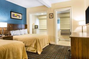 ein Hotelzimmer mit 2 Betten und einem Bad in der Unterkunft Quality Inn & Suites Middletown - Newport in Middletown