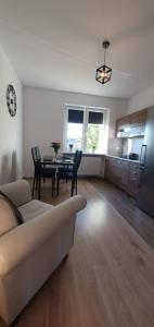 - un salon avec un canapé et une table dans l'établissement Cherry Apartments - WIDOK, à Wałbrzych