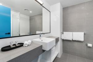 Kamar mandi di Thornton Executive Hotel