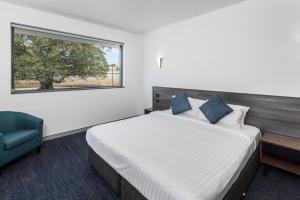 Tempat tidur dalam kamar di Thornton Executive Hotel