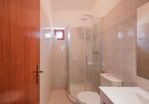 ein Bad mit einer Dusche, einem WC und einem Waschbecken in der Unterkunft Zambujeira do Mar 4-Bed House Perfect for Families & Friends in Zambujeira do Mar