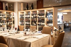 a dining room with a table with wine glasses at Sertorelli Sporthotel in Breuil-Cervinia