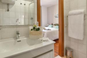 Bathroom sa Plaza Rooms Ciampino