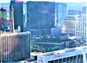 - une vue sur une ville avec de nombreux bâtiments de grande hauteur dans l'établissement Jockey Resort Suites Center Strip, à Las Vegas