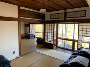 une chambre avec des portes et des fenêtres dans l'établissement Onomichi Guest House Miharashi-tei, à Onomichi