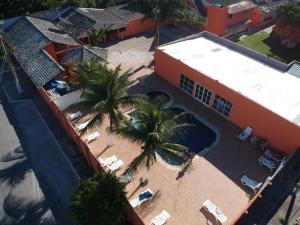 een uitzicht over een resort met een zwembad en palmbomen bij Villa Solarium Pousada in Cabo Frio