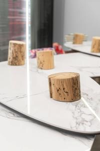 une table avec trois morceaux de bois au-dessus dans l'établissement Marquise Suites - Adults Only, à Fira