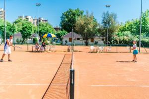 Tennistä tai squashia majoituspaikan Aparthotel Albatros alueella tai lähistöllä