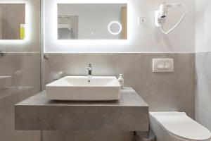 y baño con lavabo y aseo. en Kombinat Rooms City Center, en Novi Sad