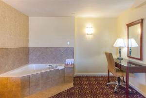 Un baño de Days Inn by Wyndham Shenandoah