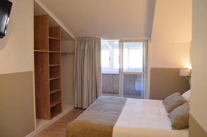 - une chambre avec un lit et une fenêtre dans l'établissement Hotel Airiños 3*, à Cangas