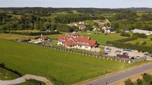 una vista aerea di una grande casa in un campo verde di Zajazd Bieszczadzka Ostoja a Ustrzyki Dolne