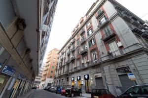 une rue urbaine avec des bâtiments et des voitures garés dans la rue dans l'établissement HG Boutique Toledo, Napoli Centro, by ClaPa Group, à Naples