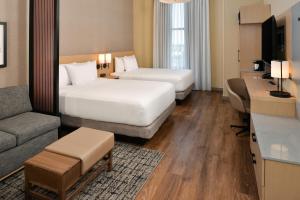 um quarto de hotel com duas camas e um sofá em Hyatt Place Chicago Wicker Park em Chicago