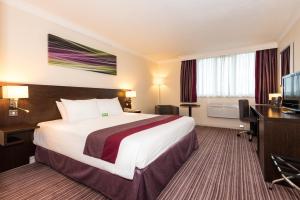 En eller flere senge i et værelse på Holiday Inn Slough Windsor, an IHG Hotel