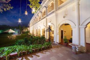 een gebouw met een binnenplaats met planten en verlichting bij The Grand Imperial - Heritage Hotel in Agra