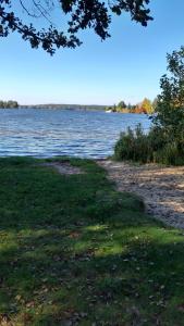 ścieżka obok zbiornika wodnego w obiekcie Remise am Zemminsee w mieście Groß Köris