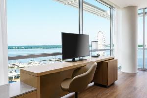 un bureau avec un moniteur et une chaise dans l'établissement Hyatt Place National Harbor, à National Harbor