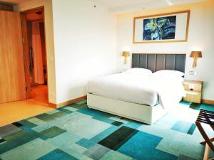 Holiday Inn Bengaluru Racecourse, an IHG Hotel房間的床