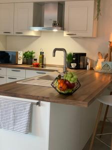 una cocina con un bol de fruta en una barra en Ferienwohnung Gartenstadt, en Flensburg