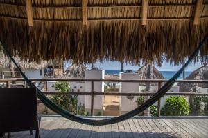 - un hamac avec vue sur la plage dans l'établissement Un Sueño Cabañas del Pacífico, à San Agustinillo