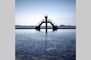 un phare au milieu d'une masse d'eau dans l'établissement Le Plongeoir de Bon-Secours, à Saint-Malo