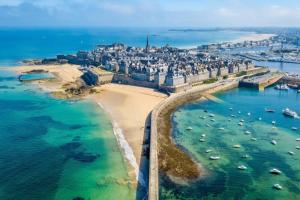 - une vue aérienne sur une plage avec des bateaux dans l'eau dans l'établissement Le Plongeoir de Bon-Secours, à Saint-Malo