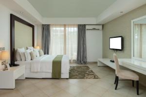 Кровать или кровати в номере Peninsula Hotel Dar Es Salaam