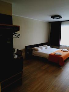 A bed or beds in a room at Hotel Dobele