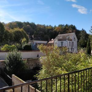 una casa su una collina vicino a una recinzione di le rempart a Saint-Julien-du-Sault