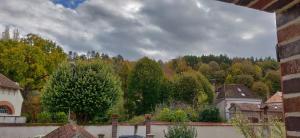 vista su una città con alberi sullo sfondo di le rempart a Saint-Julien-du-Sault