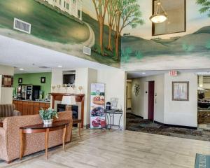 O bucătărie sau chicinetă la Quality Suites Baton Rouge East - Denham Springs