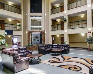 O zonă de relaxare la Quality Suites Baton Rouge East - Denham Springs