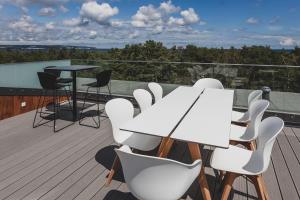 una mesa blanca y sillas en una terraza en Mariandl am Meer, en Binz