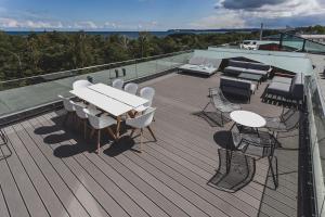 una terraza con mesas y sillas en la azotea en Mariandl am Meer, en Binz