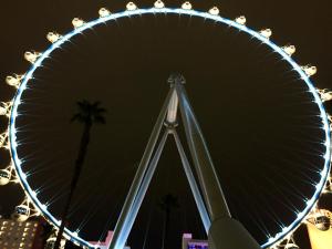 une grande roue ferris de nuit avec un palmier dans l'établissement Jockey Resort Suites Center Strip, à Las Vegas